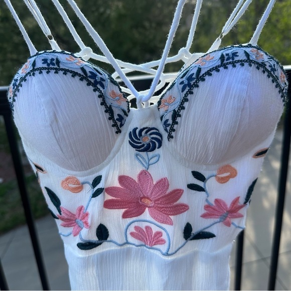 Whimsical White Embroidered Romper | Size 6 - Fits like a US Women’s Small - Picture 12 of 14